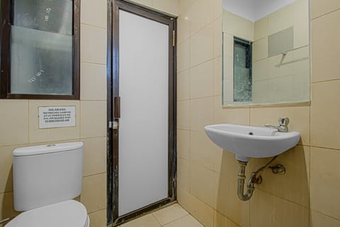 Executive Double Room | Bathroom | Shower, free toiletries, towels, soap