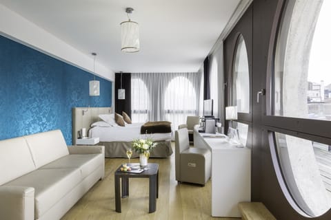 Junior Suite, 1 King Bed | Premium bedding, free minibar, in-room safe, desk