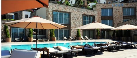 Outdoor pool, free cabanas, pool umbrellas