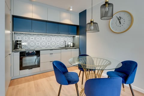 Luxury Apartment | Private kitchenette | Fridge, microwave, coffee/tea maker, electric kettle