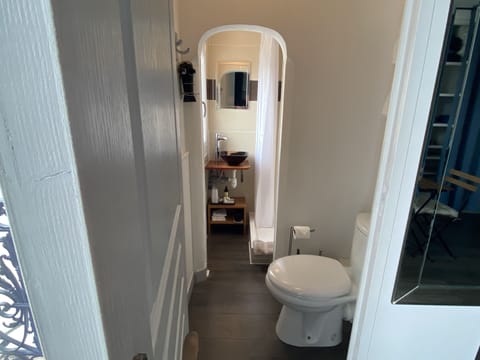 BOHEMIAN INSPIRATION | Bathroom | Shower, hair dryer, slippers, towels