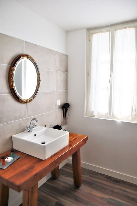 Comfort Double Room, River View | Bathroom