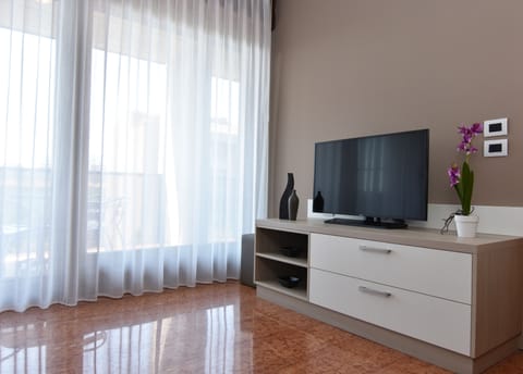 Apartment, 2 Bedrooms (con 2 camere da letto) | Living area | TV