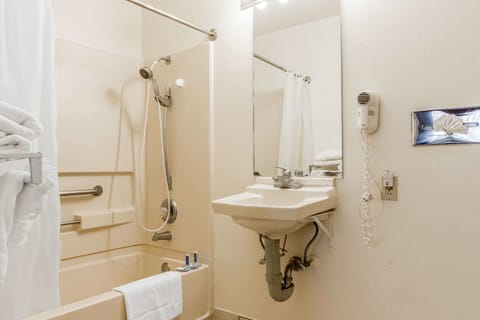 Combined shower/tub, free toiletries, hair dryer, towels