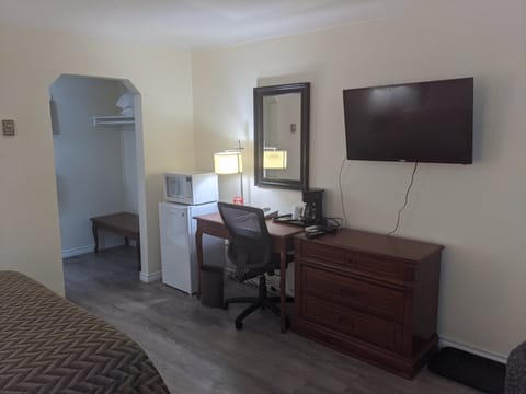 Single Room | Desk, laptop workspace, free WiFi, bed sheets