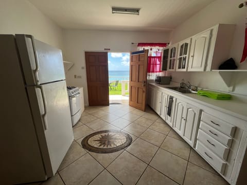 Apartment, 2 Bedrooms, Ocean View | Private kitchen | Microwave