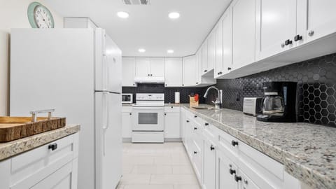 Luxury Condo, 2 Bedrooms, Kitchen 1A | Private kitchen | Full-size fridge, microwave, oven, stovetop