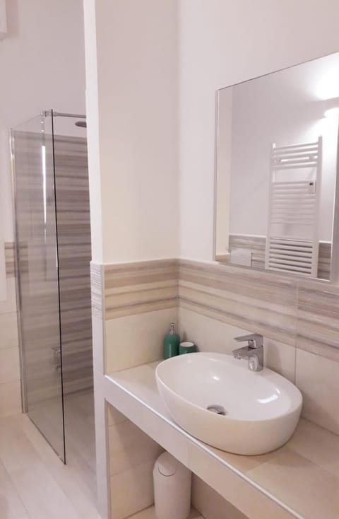 Shower, rainfall showerhead, free toiletries, hair dryer