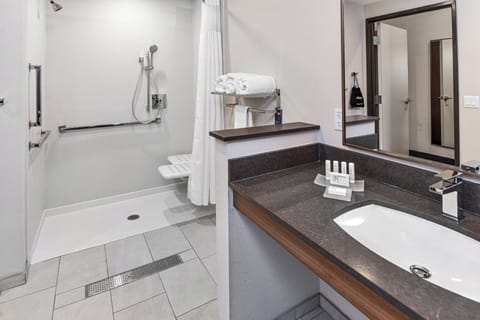 Combined shower/tub, towels