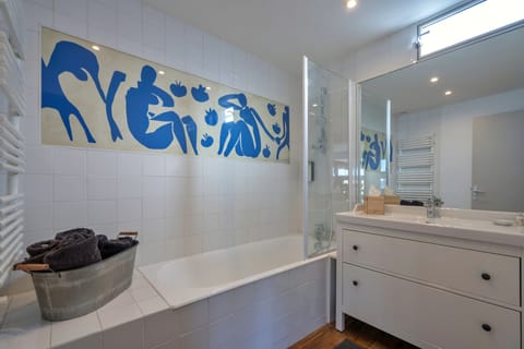 Panoramic Loft | Bathroom | Free toiletries, hair dryer, towels, soap