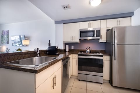 Deluxe Room, 1 King Bed, Kitchen, City View | Private kitchen | Fridge, microwave, coffee/tea maker