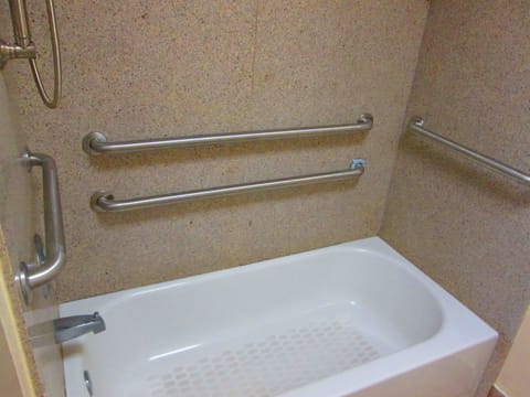 Combined shower/tub, free toiletries, hair dryer, towels