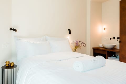 Queen Room | Desk, free WiFi, bed sheets