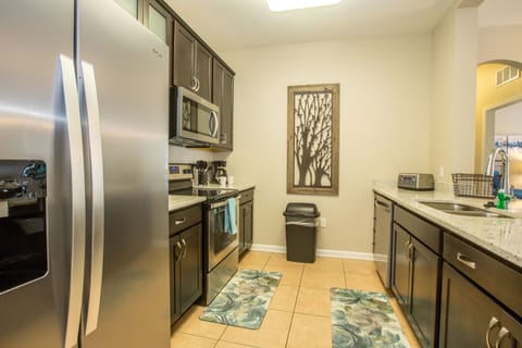 Apartment (3 Bedrooms) | Private kitchen | Microwave, oven, stovetop, dishwasher