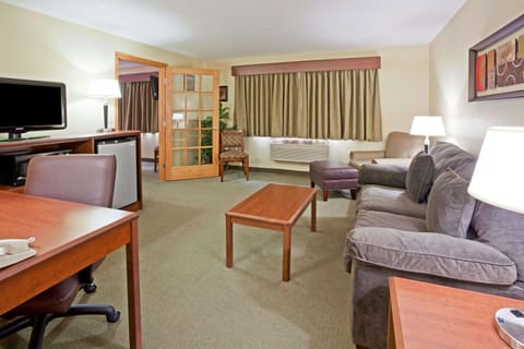 Business Suite, 1 King Bed, Non Smoking | Room amenity