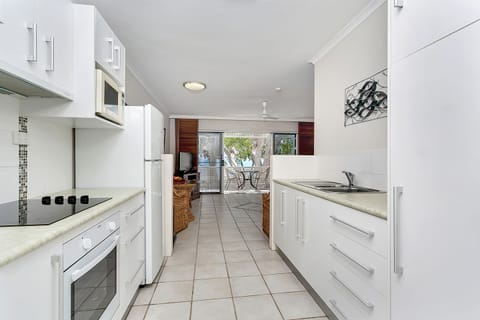 Apartment, 1 Bedroom, Ocean View | Private kitchen | Full-size fridge, microwave, oven, stovetop