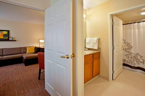 Suite, 1 Bedroom, Non Smoking | Bathroom | Free toiletries, hair dryer, towels