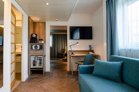Suite, 1 Double Bed | Free minibar, in-room safe, desk, laptop workspace