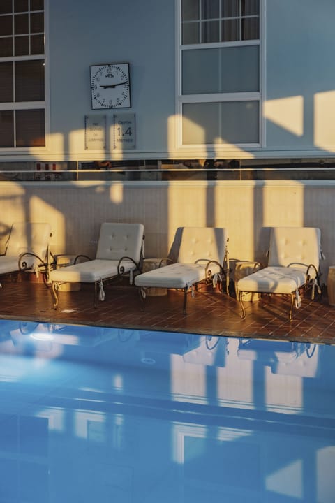 Indoor pool, sun loungers