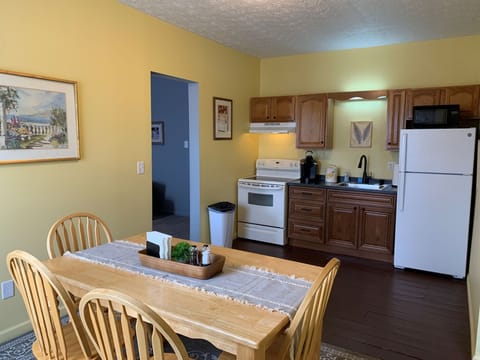 Family Suite, Multiple Beds, Non Smoking, Kitchen | Private kitchen