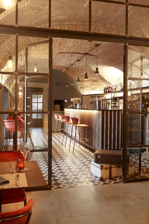 Breakfast, lunch and dinner served