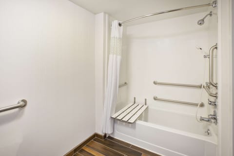 Room, Accessible, Bathtub | Bathroom | Free toiletries, hair dryer, towels