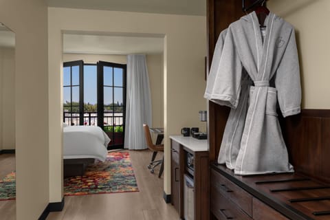 Deluxe Room, 1 King Bed (Deluxe King) | Egyptian cotton sheets, premium bedding, pillowtop beds, in-room safe