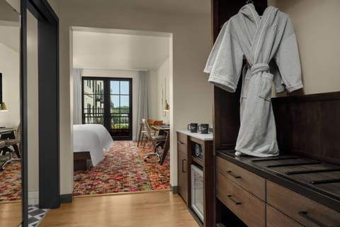 Deluxe Room, 1 King Bed (Deluxe King) | Egyptian cotton sheets, premium bedding, pillowtop beds, in-room safe