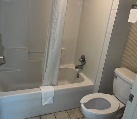 Combined shower/tub, towels