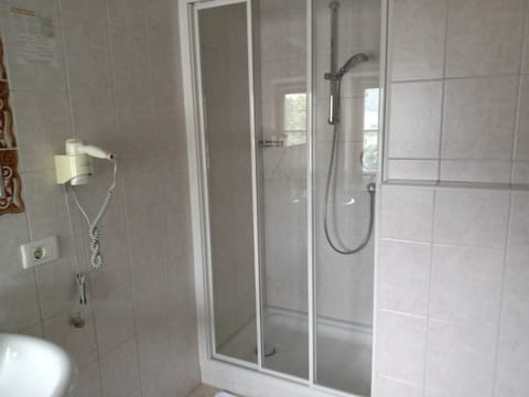 Classic Double Room Single Use | Bathroom | Bathtub, towels