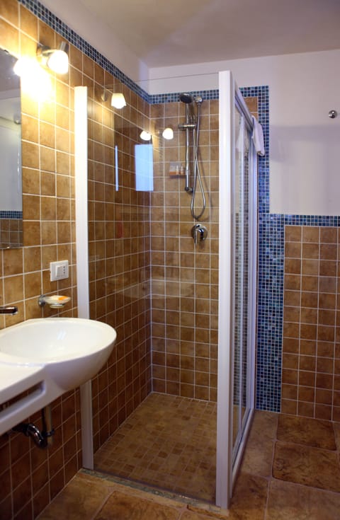 Standard Room, Ensuite | Bathroom | Shower, free toiletries, hair dryer, bidet