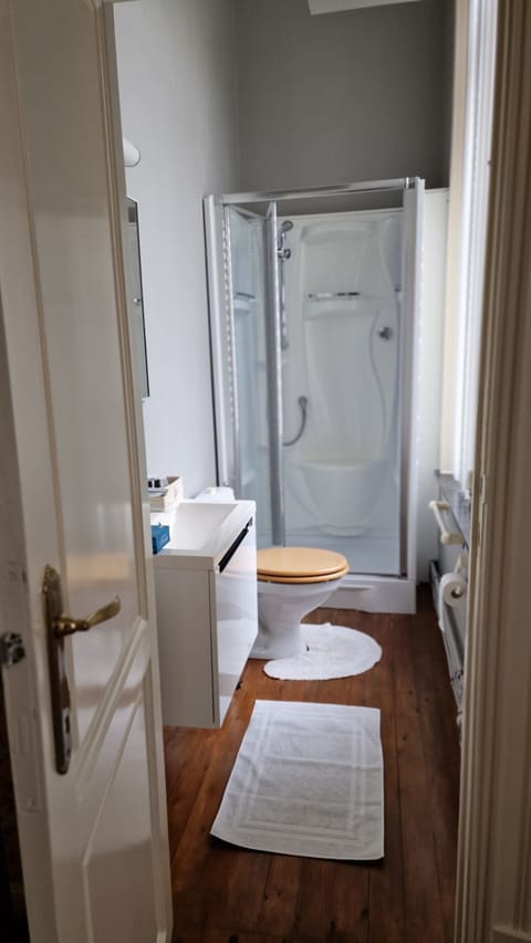 Standard Double Room | Bathroom | Free toiletries, bathrobes, towels, soap