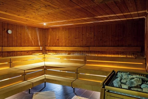 Couples treatment rooms, sauna, spa tub, steam room, Turkish bath