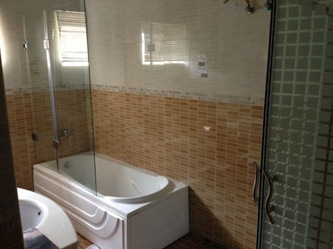 Deep soaking tub, free toiletries, hair dryer, towels