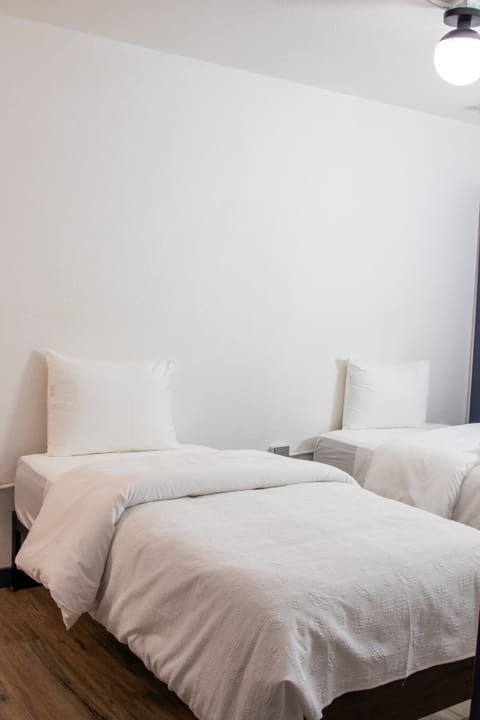 Room 5 | Premium bedding, pillowtop beds, free WiFi, bed sheets