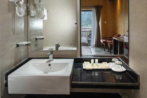 Deluxe Twin Room | Bathroom | Shower, free toiletries, bathrobes, slippers