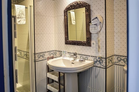 Comfort Room, Harbor View | Bathroom | Free toiletries, hair dryer, towels