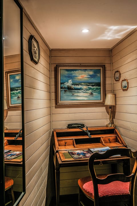 Economy Single Room | Living area | 60-cm TV with digital channels