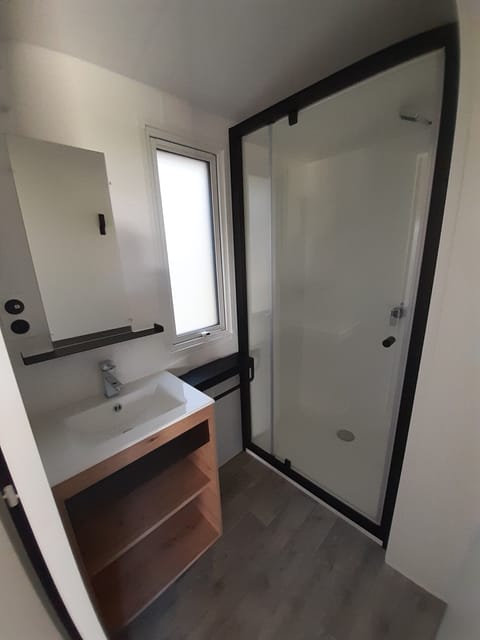 Mobile Home, 2 Bedrooms (Authentique) | Bathroom | Shower