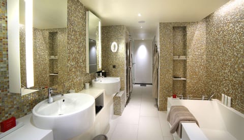 Presidential Suite | Bathroom | Free toiletries, hair dryer, bathrobes, slippers