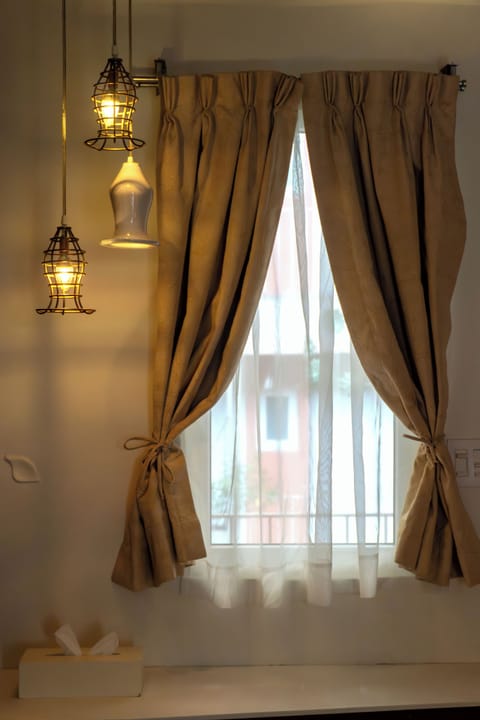 Superior King | Free WiFi, bed sheets