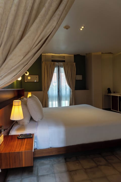 Superior King | Free WiFi, bed sheets