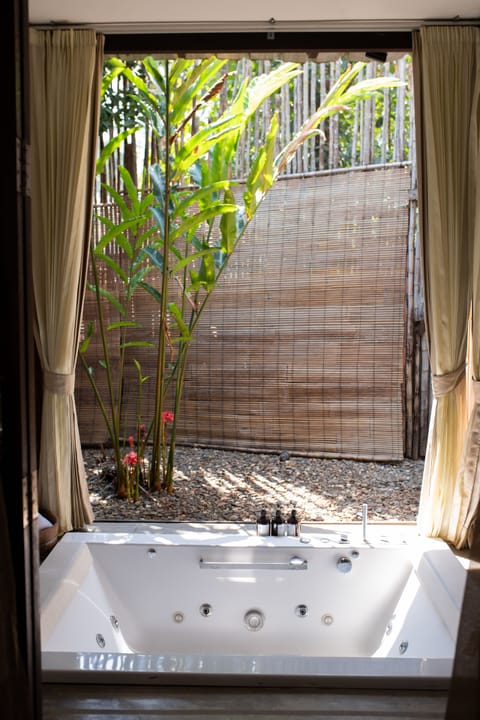 Villa | Bathroom | Separate tub and shower, deep soaking tub, free toiletries, hair dryer