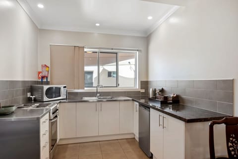 Executive Studio | Private kitchen | Mini-fridge, microwave, coffee/tea maker, electric kettle