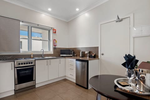 Business Studio | Private kitchen | Mini-fridge, microwave, coffee/tea maker, electric kettle