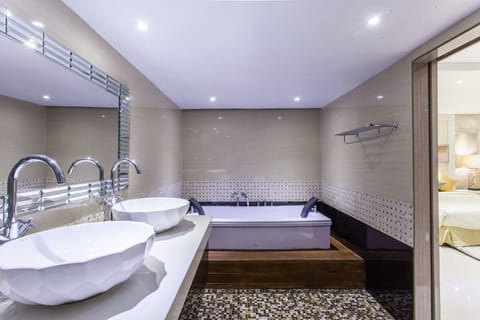 Luxury Penthouse 4 Bedroom | Bathroom | Free toiletries, hair dryer, bathrobes, slippers