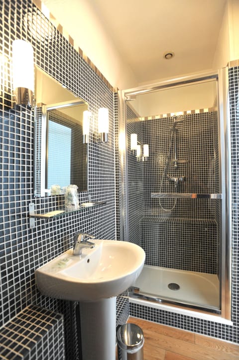 Comfort Double Room (Shower) | Bathroom | Free toiletries, towels