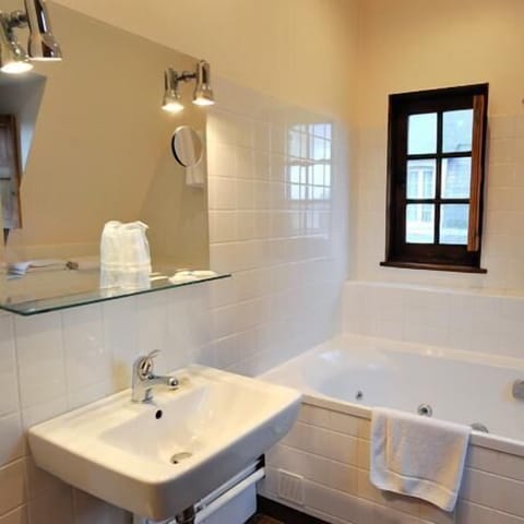 Double Room, Jetted Tub | Bathroom | Hair dryer, towels