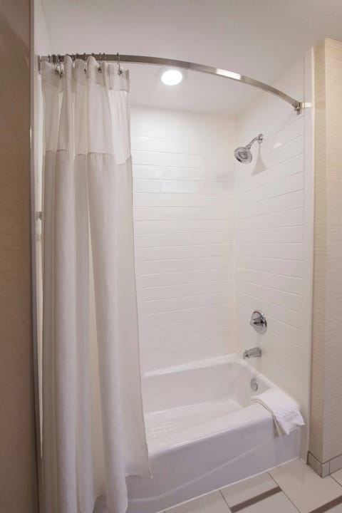 Combined shower/tub, hair dryer, towels