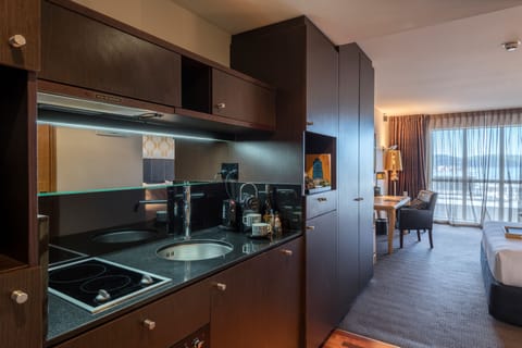 Studio Apartment King Harbour View | Private kitchenette | Fridge, microwave, oven, dishwasher